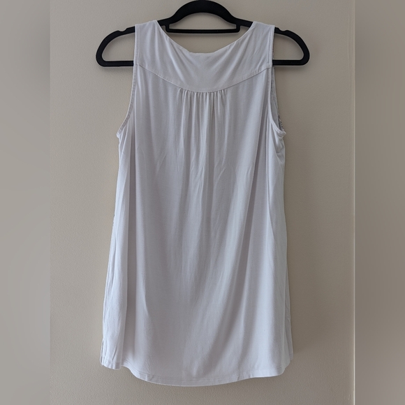 White Tank Zipper With Floral Motif - Picture 2 of 5